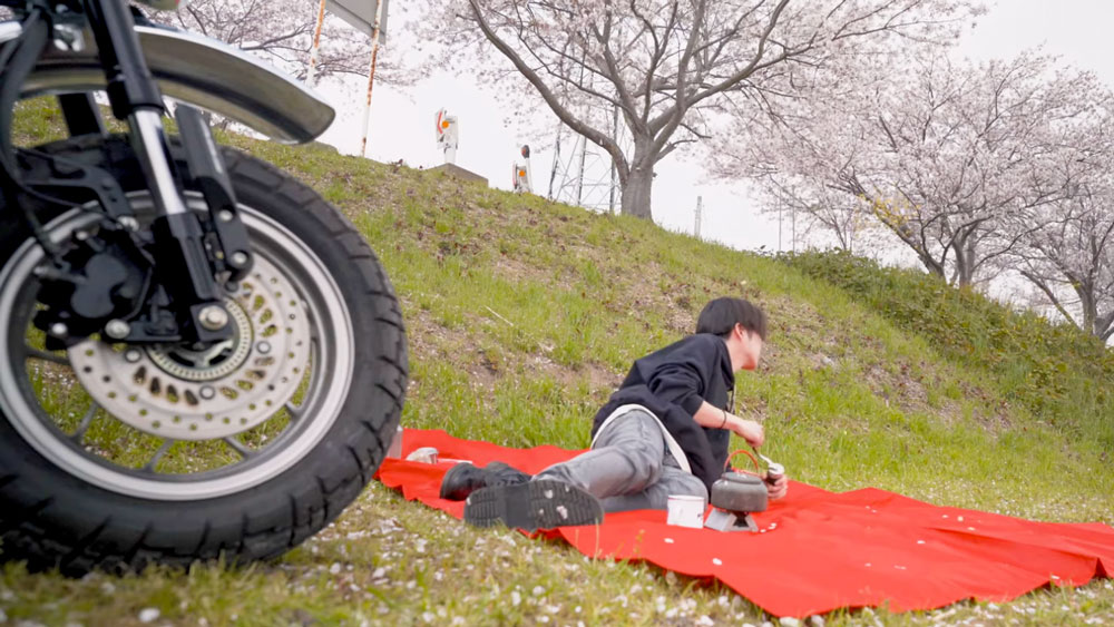 桜の下バイクでコーヒーツーリング